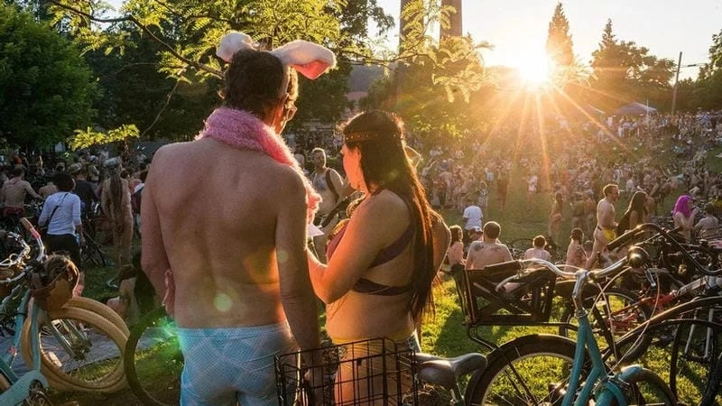 Cười sảng với lễ hội World Naked Bike Ride sáng tạo