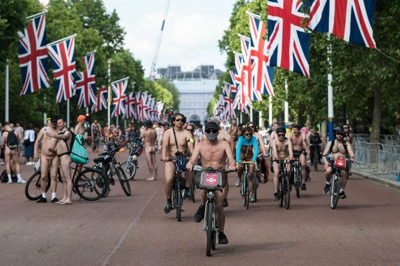 Cùng du ngoạn lễ hội World Naked Bike Ride rực rỡ