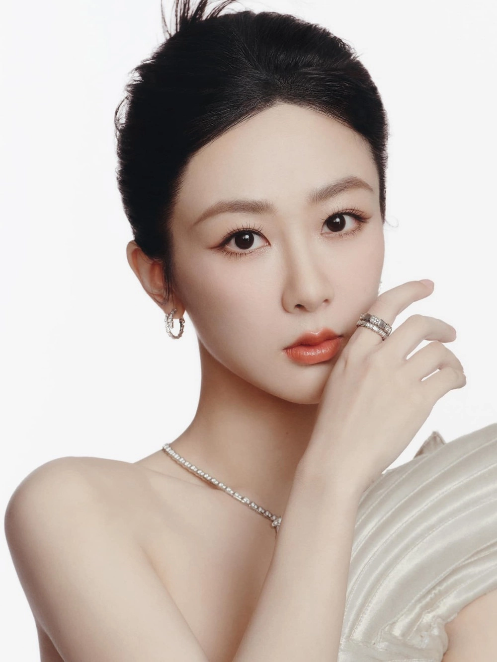 Dương tử là nữ diễn viên Trung Quốc nổi tiếng, được yêu thích rộng rãi.