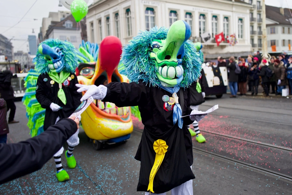 Diễu hành basel fasnacht sôi động với các đoàn nhạc truyền thống