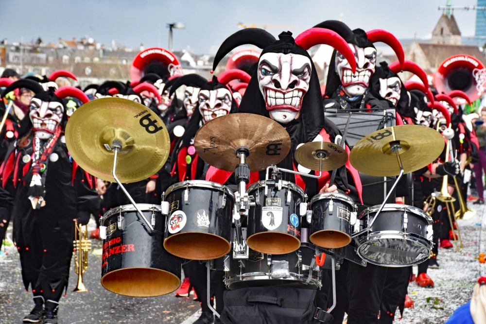 Lễ hội basel fasnacht nổi tiếng với không khí sôi động và sắc màu độc đáo