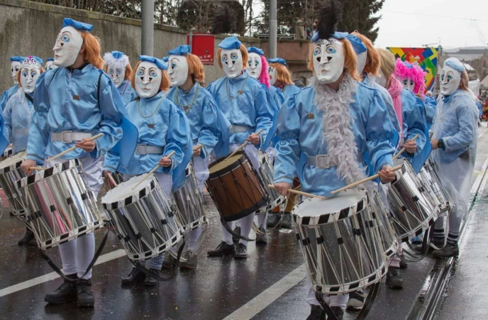 Trang phục basel fasnacht đa dạng màu sắc mang ý nghĩa châm biếm