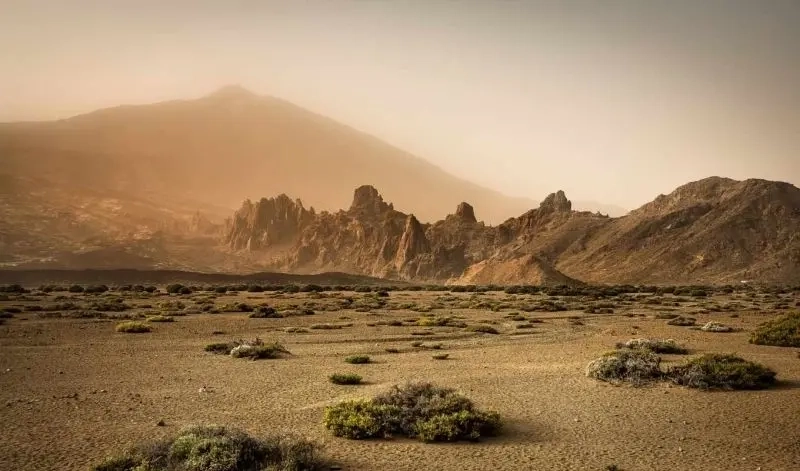 Cảnh sa mạc ban ngày nổi bật với bầu trời trong xanh