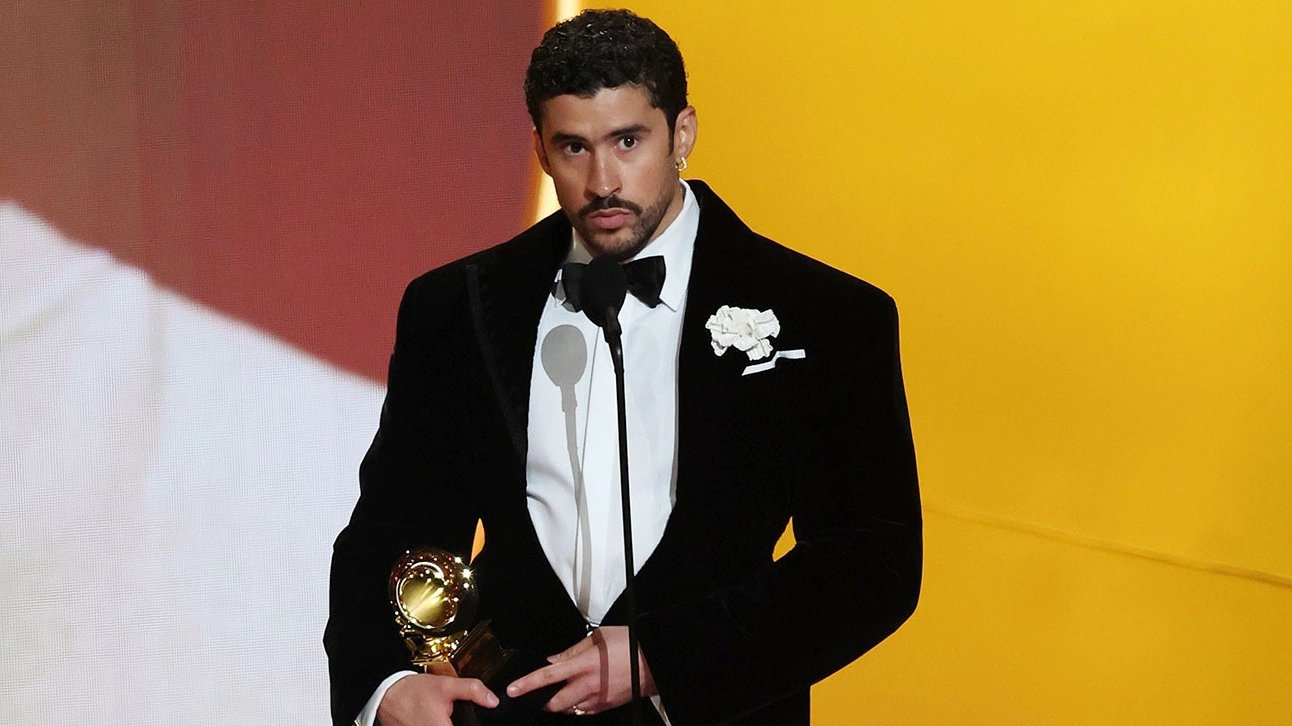 Bad Bunny biểu diễn trên sân khấu lớn