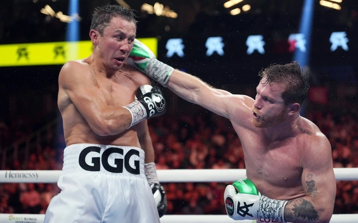 Canelo Alvarez trên võ đài thể hiện sự đẳng cấp