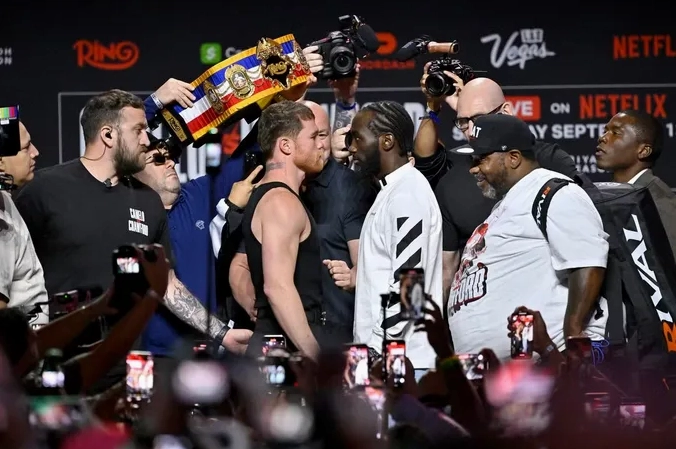 Canelo Alvarez và Terence Crawford đối mặt trước trận đấu