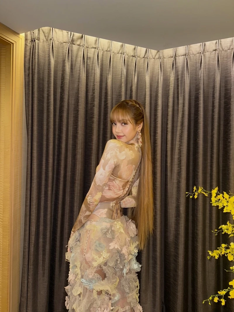 Fan mê mẩn trước Lisa Blackpink quyến rũ đầy cuốn hút