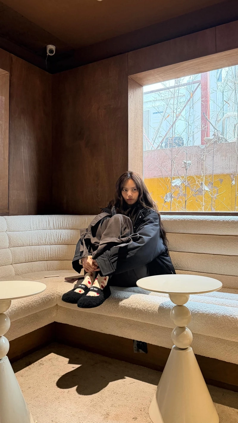 Loạt Lisa Blackpink chụp ảnh thần thái đỉnh cao gây sốt