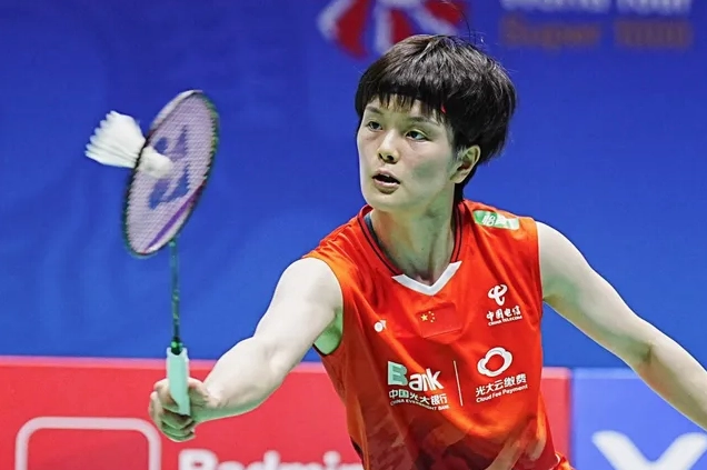 Vận động viên Wang Zhiyi nâng cao cúp vô địch