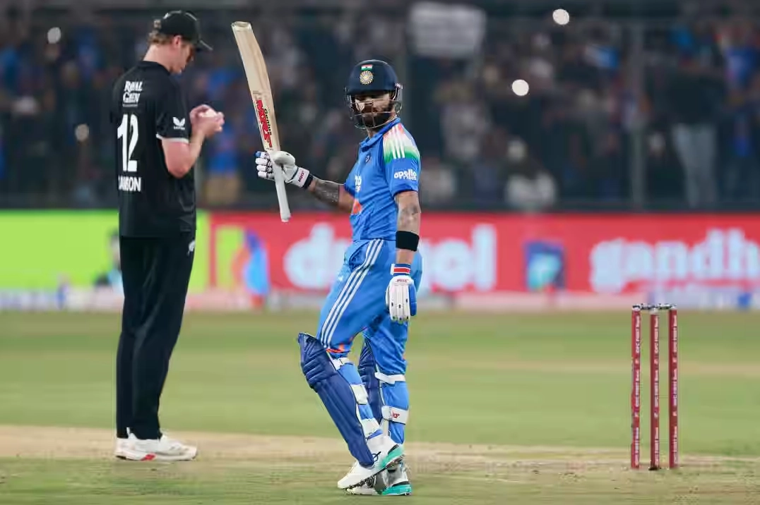 Virat Kohli ăn mừng chiến thắng cùng đồng đội