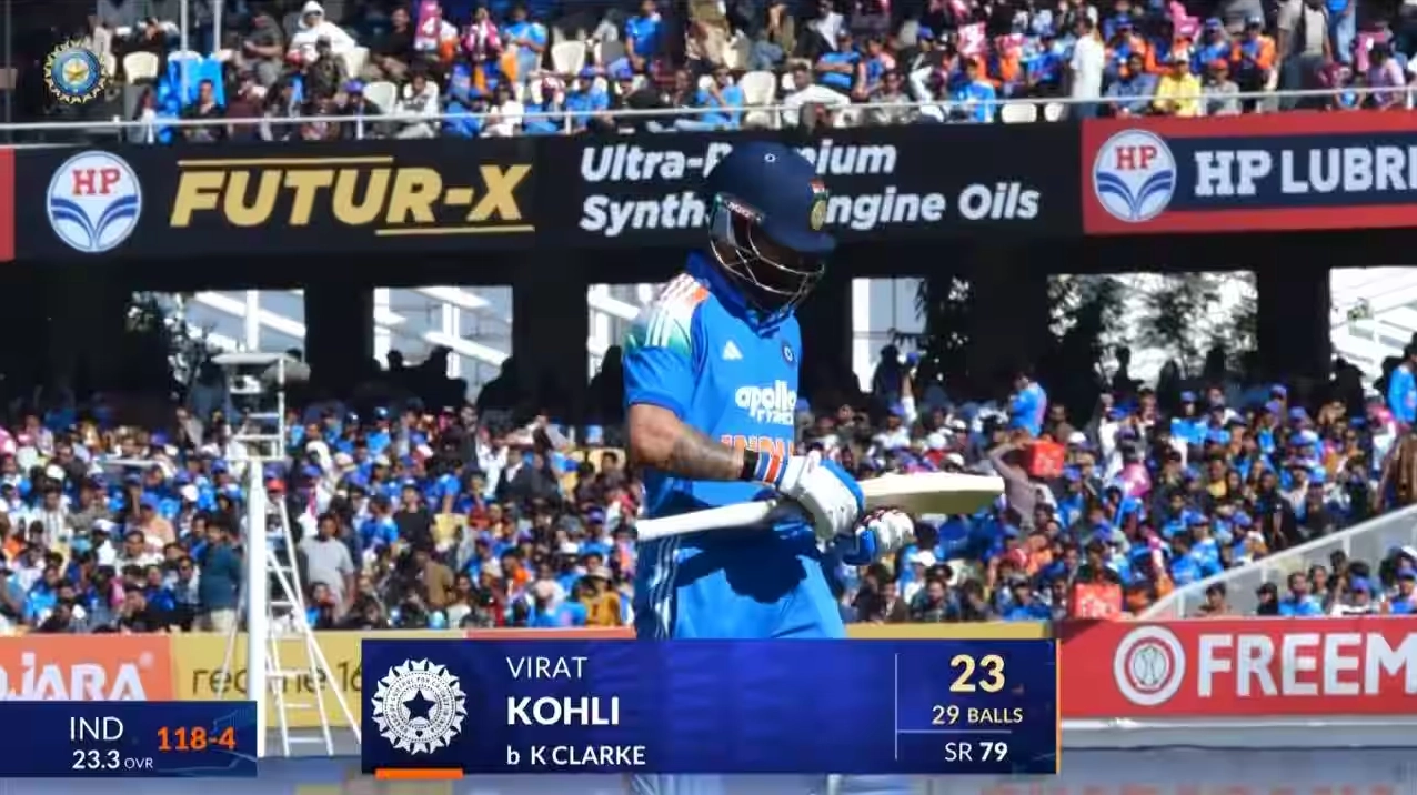 Virat Kohli thực hiện cú đánh với sự tập trung cao độ