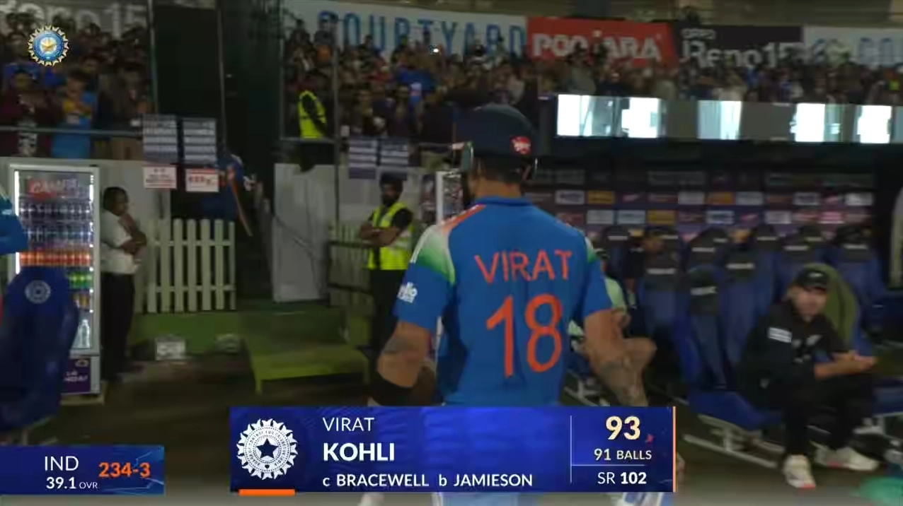 Virat Kohli trò chuyện với đồng đội trên sân