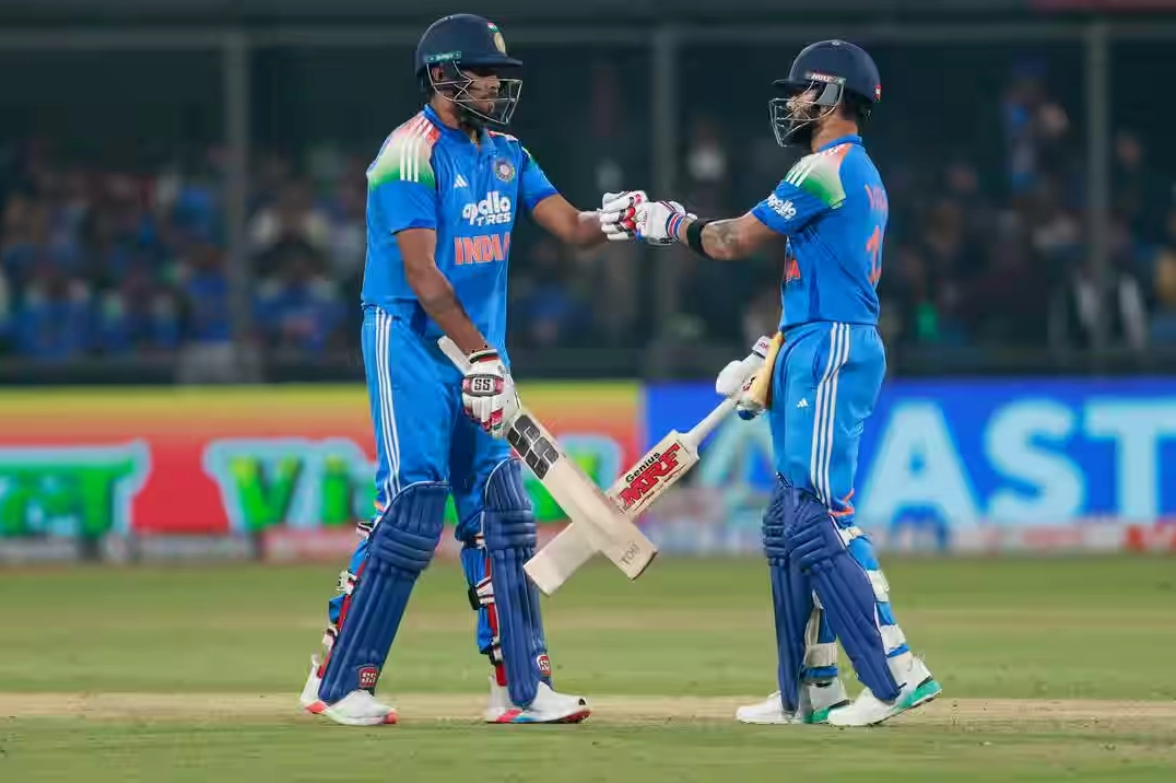 Virat Kohli trong trang phục đội Ấn Độ chuẩn bị đánh bóng