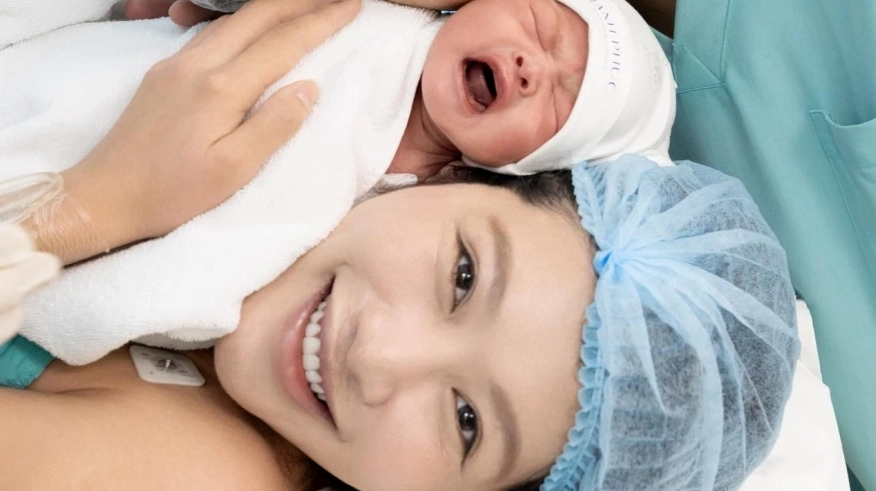 Á hậu Chế Nguyễn Quỳnh Châu rạng rỡ trong ngày sinh con đầu lòng