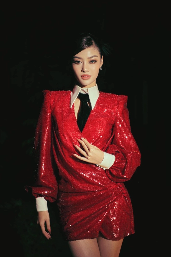 Á hậu Nguyễn Hà Kiều Loan thả dáng sang chảnh như một quý cô đài các