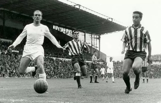 Alfredo Di Stefano ăn mừng bàn thắng