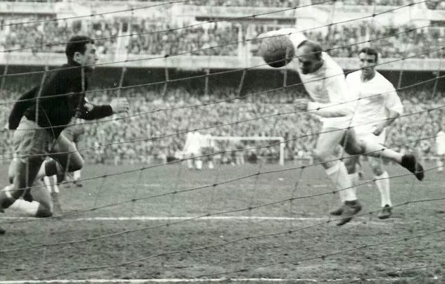 Alfredo Di Stefano bên cạnh những chiếc cúp danh giá