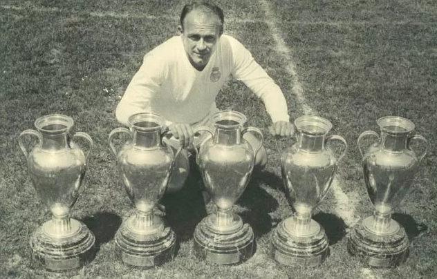 Alfredo Di Stefano tả xung hữu đột trên sân