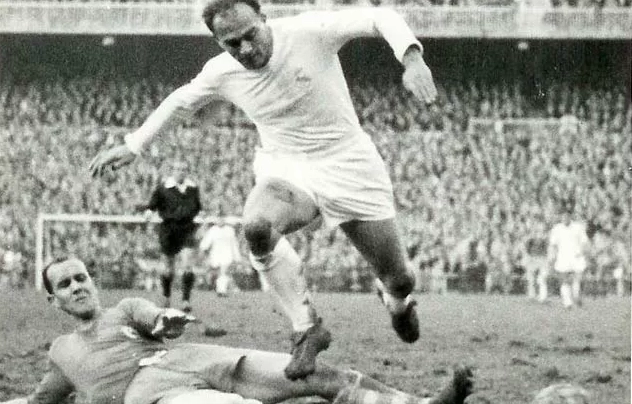 Alfredo Di Stefano vẫy chào người hâm mộ