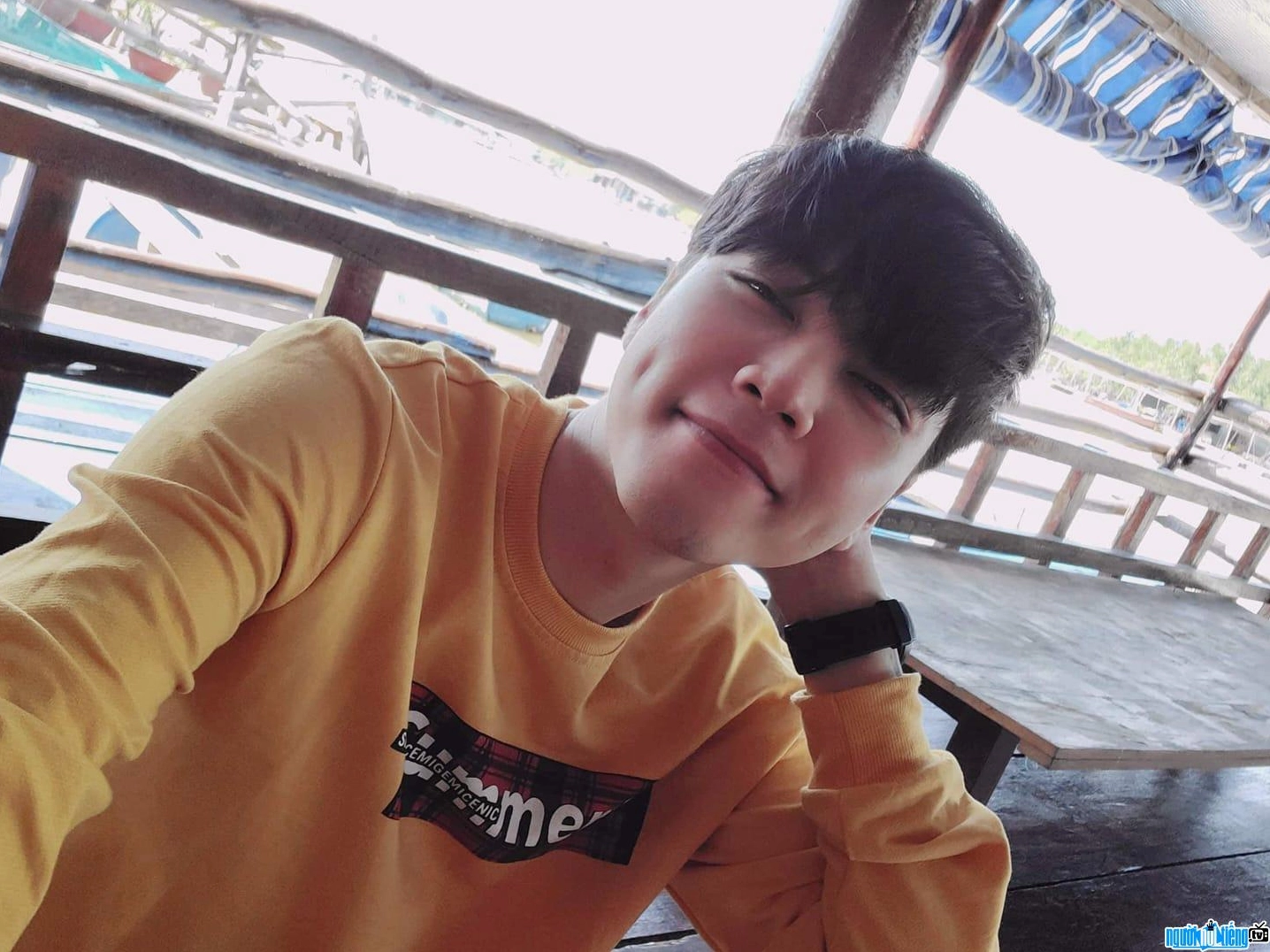 Ảnh chân dung streamer AS Mobile với nụ cười rạng rỡ và ánh mắt cuốn hút người xem