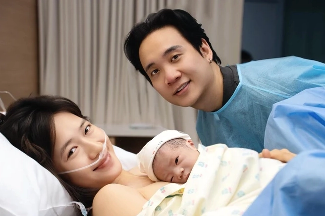 Ảnh JustaTee điển trai và cực ngầu trên ghế nóng chương trình truyền hình