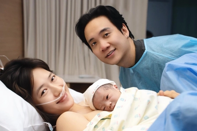 Ảnh JustaTee rạng rỡ hạnh phúc bên bà xã Trâm Anh và thiên thần nhỏ thứ ba mới chào đời