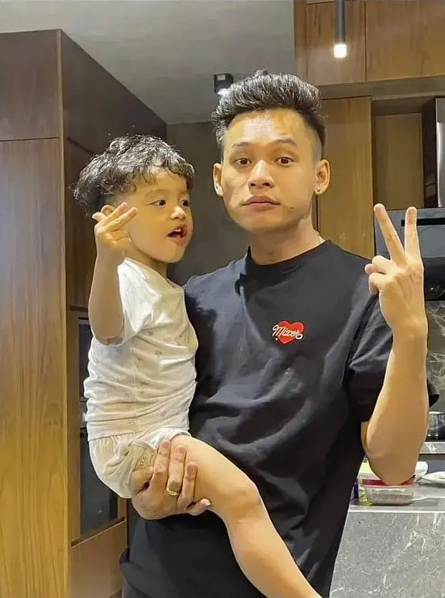 Biểu cảm lầy lội đầy hài hước của nam streamer Phùng Thanh Độ khiến cộng đồng mạng cười nghiêng ngả