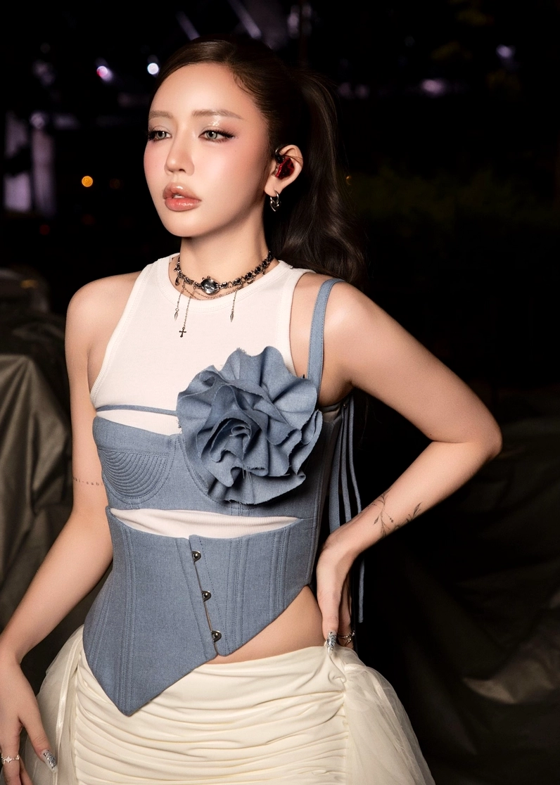 Bức ảnh Bích Phương khoe trọn vóc dáng quyến rũ