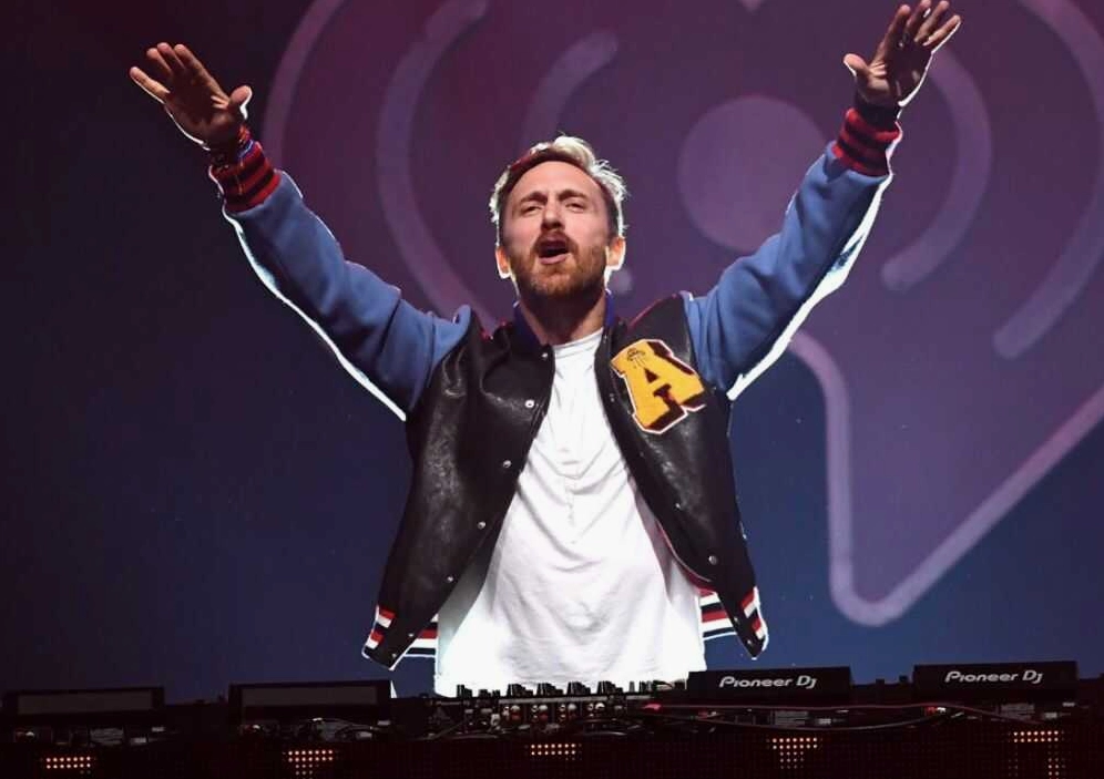 Bức ảnh chân dung David Guetta thể hiện phong thái tự tin và đầy nhiệt huyết của nam DJ hàng đầu thế giới