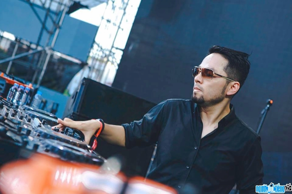 Bức ảnh chân dung DJ Kruise khoe vẻ đẹp quyến rũ quen thuộc của thế hệ 8X