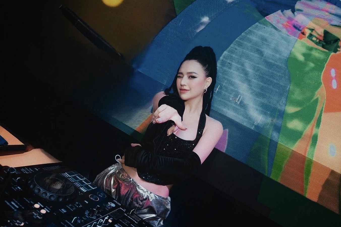 Bức ảnh chân dung DJ Tít khoe vóc dáng nóng bỏng và làn da trắng mịn đầy quyến rũ