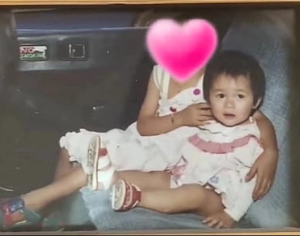 Bức ảnh chân dung khoe vẻ đẹp dễ thương và trong trẻo của nữ streamer từ bé