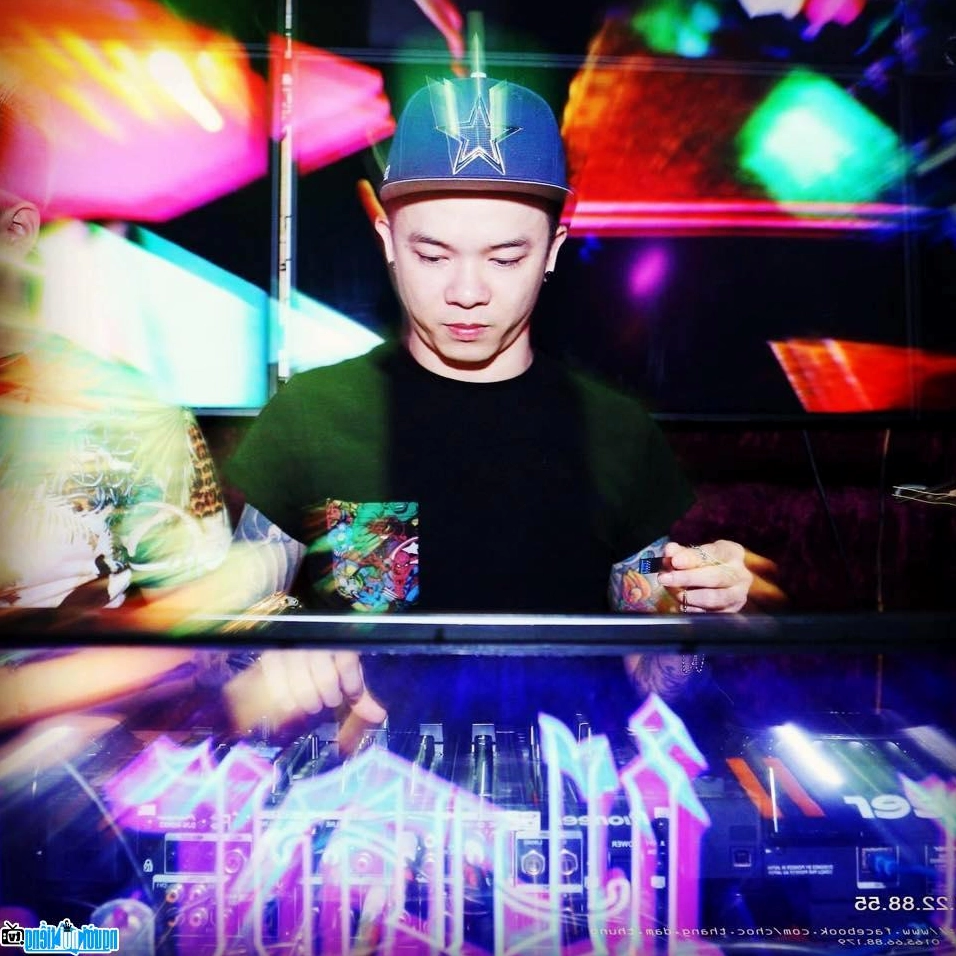 Bức ảnh chân dung mới mẻ và rạng rỡ của DJ Tommy nổi tiếng tại Hà Nội