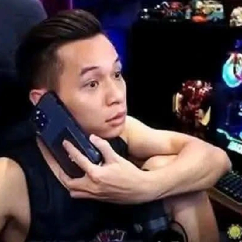 Bức ảnh chế hài hước cảnh Độ Mixi đang nghe điện thoại với biểu cảm khó đỡ