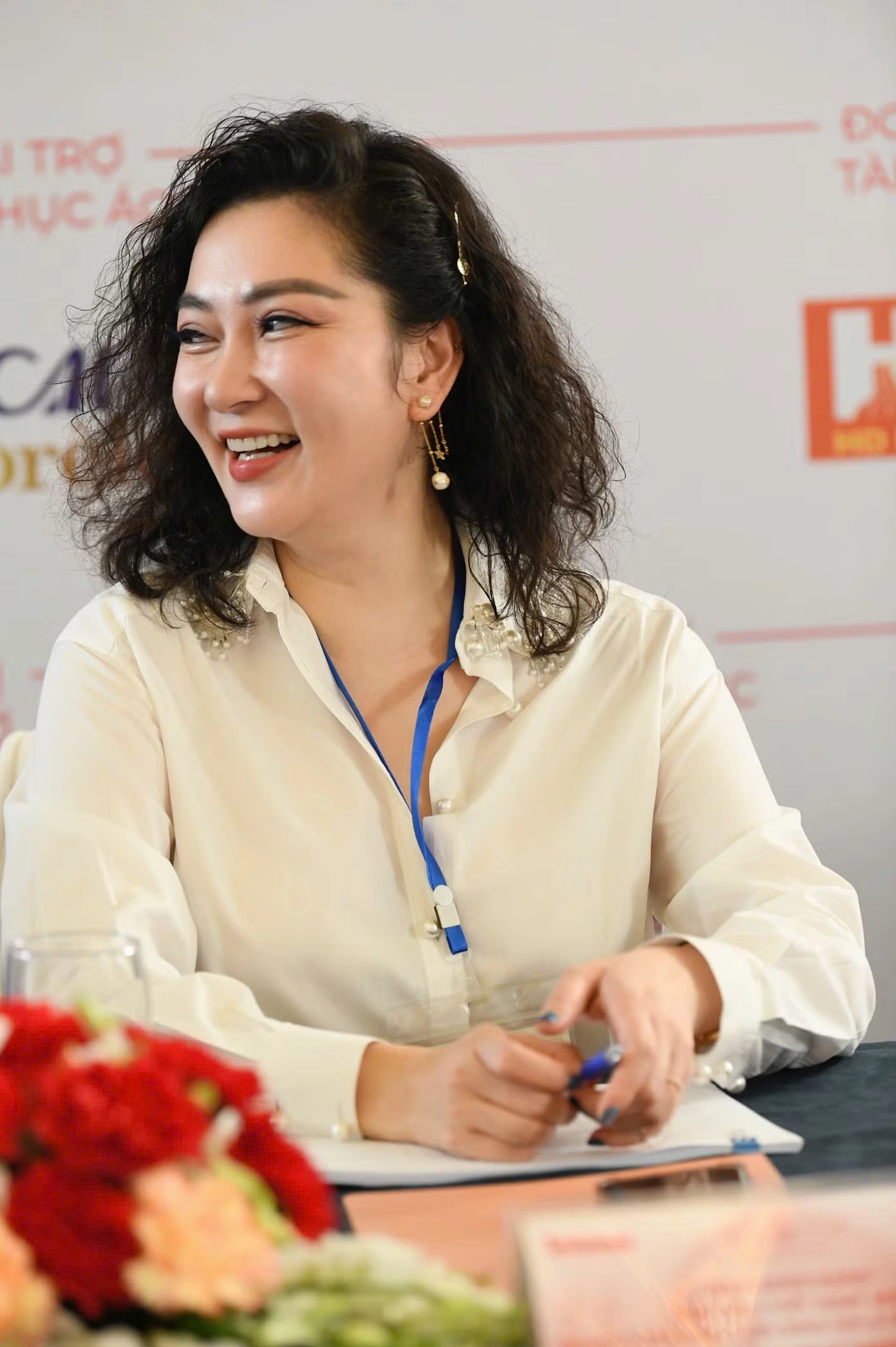 Bức ảnh chụp chân dung Hoa hậu Nguyễn Thị Huyền với vẻ đẹp đằm thắm rạng rỡ