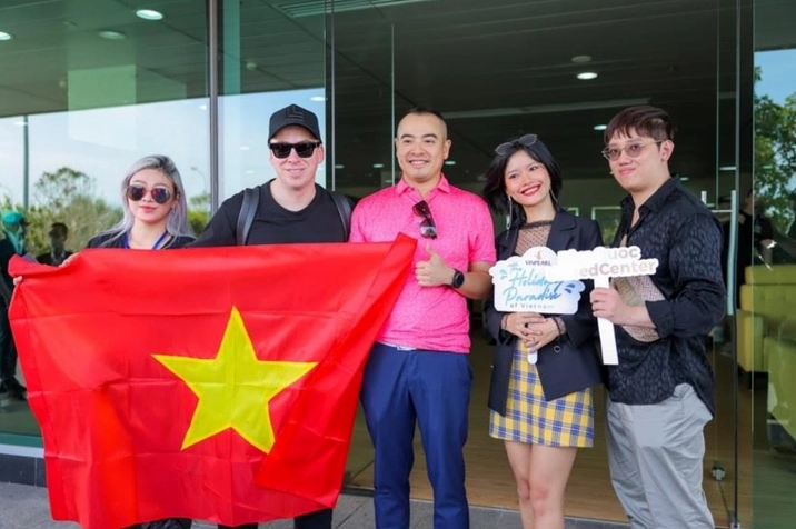 Bức ảnh chụp DJ Hardwell đang biểu diễn cực sung trên sân khấu lớn với ánh sáng hoành tráng