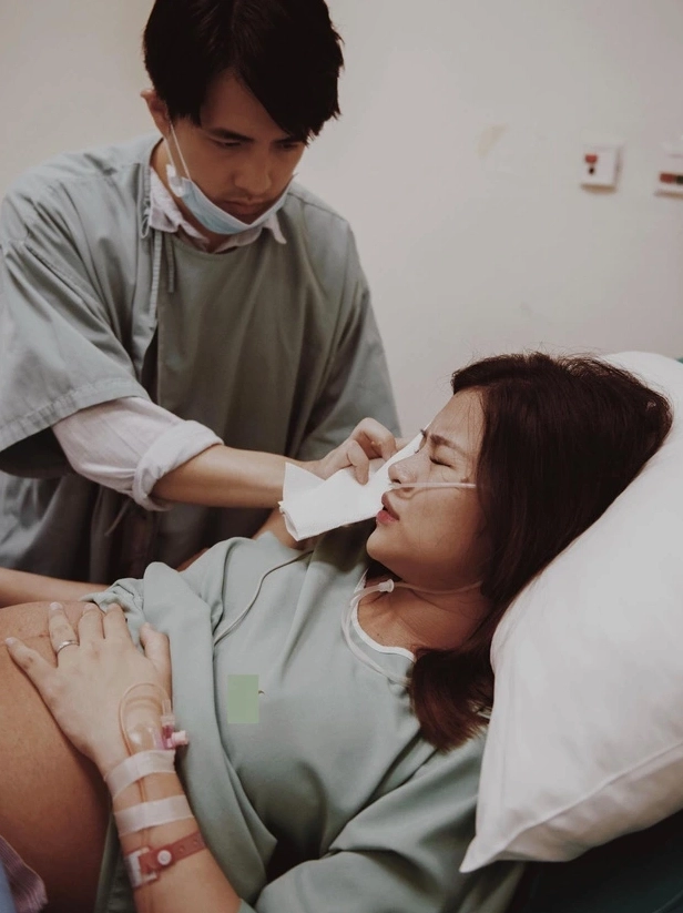 Bức ảnh đầy cảm xúc ghi lại hành trình làm mẹ thiêng liêng của nữ nghệ sĩ