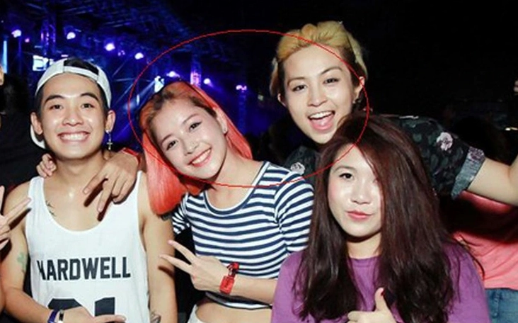 Bức ảnh dj hardwell đứng cạnh các nghệ sĩ Việt Nam tươi cười rạng rỡ trong một sự kiện âm nhạc