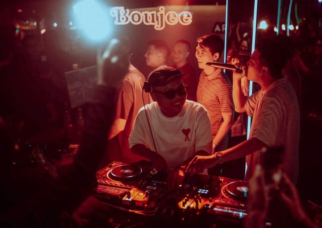Bức ảnh dj phat beatz biểu diễn cực sung trên sân khấu với ánh sáng huyền ảo