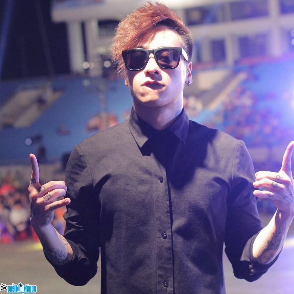 Bức ảnh đời thường của DJ Minh Trí với nụ cười rạng rỡ và ánh mắt cuốn hút