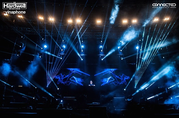 Bức ảnh ghi lại cảnh dj hardwell mặc áo phông đơn giản nhưng vẫn toát lên vẻ đẹp trai cuốn hút