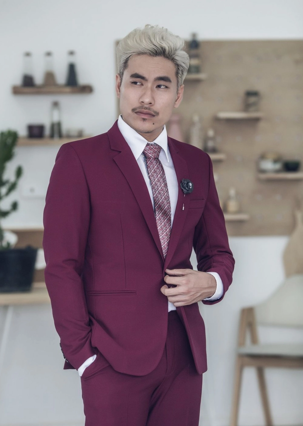 Bức ảnh Kiều Minh Tuấn lịch lãm trong bộ phim điện ảnh Em chưa 18