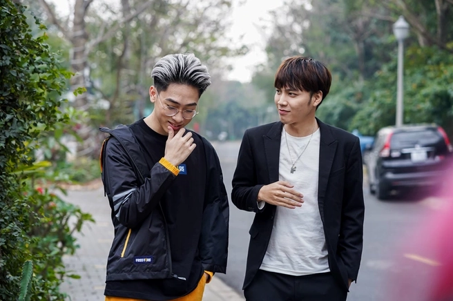 Bức ảnh nam streamer AS Mobile tạo dáng cực ngầu bên cạnh bạn bè thu hút hội chị em