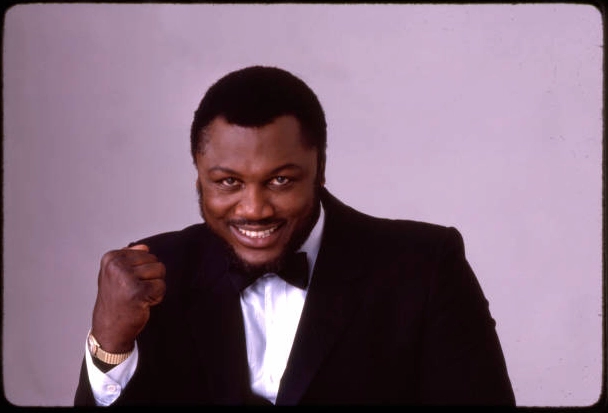 Bức chân dung Joe Frazier mỉm cười rạng rỡ trong bộ tuxedo và chiếc nơ cổ vào năm 1983