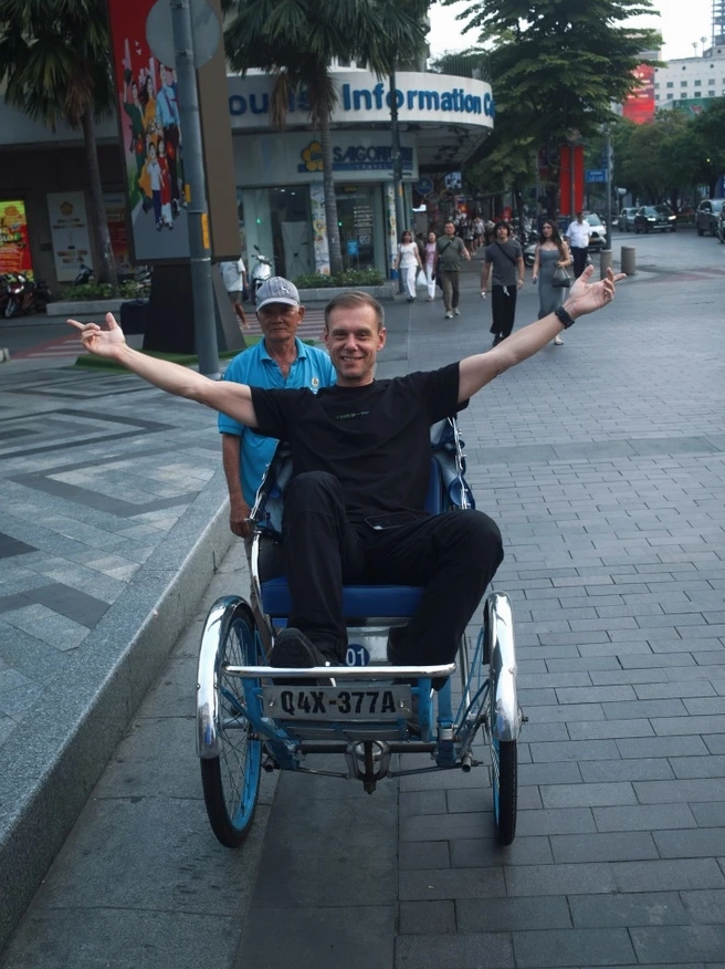 Bức hình armin van buuren rạng rỡ trải nghiệm xích lô tại thành phố Hồ Chí Minh
