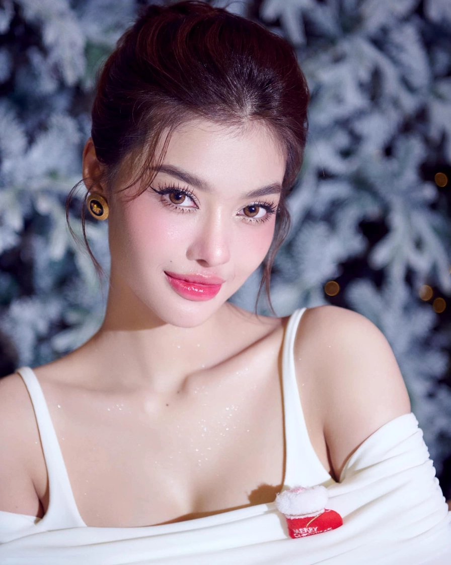 Bức hình lona kiều loan khoe đường cong nóng bỏng với phong cách sang chảnh