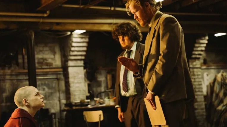 Các diễn viên Emma Stone Aidan Delbis và Jesse Plemons xuất hiện trong bộ phim Bugonia do Focus Features phát hành