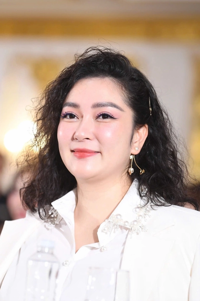 Cận cảnh vẻ đẹp mặn mà phúc hậu của Hoa hậu Nguyễn Thị Huyền sau nhiều năm vắng bóng