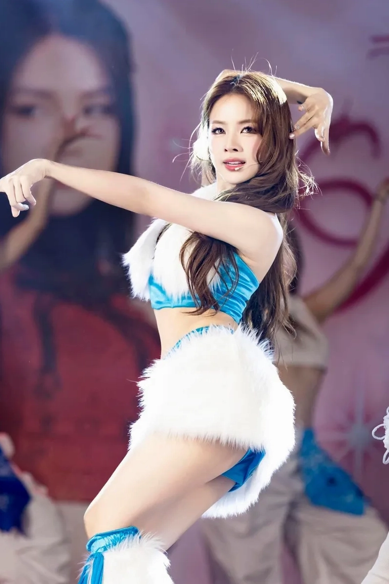 Chân dung DJ Mie sinh năm 1995 với nhan sắc trẻ trung và đầy cuốn hút