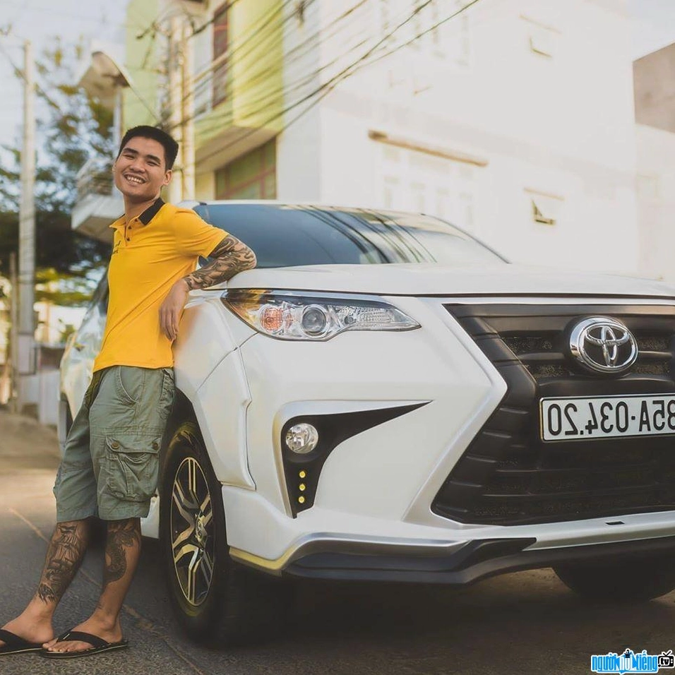 Chân dung nam streamer Bác Gấu với vẻ ngoài rạng rỡ và cuốn hút